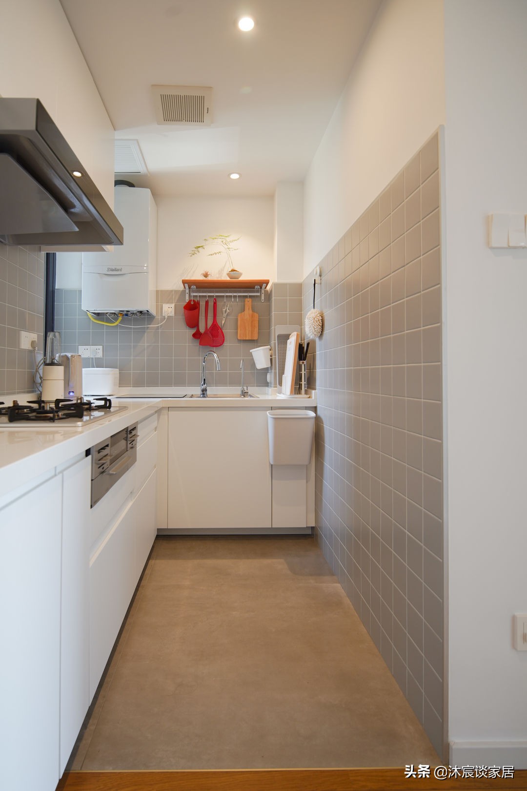 她把家布置得复古又温馨，室内被绿植环绕，这样的家，住着真舒服