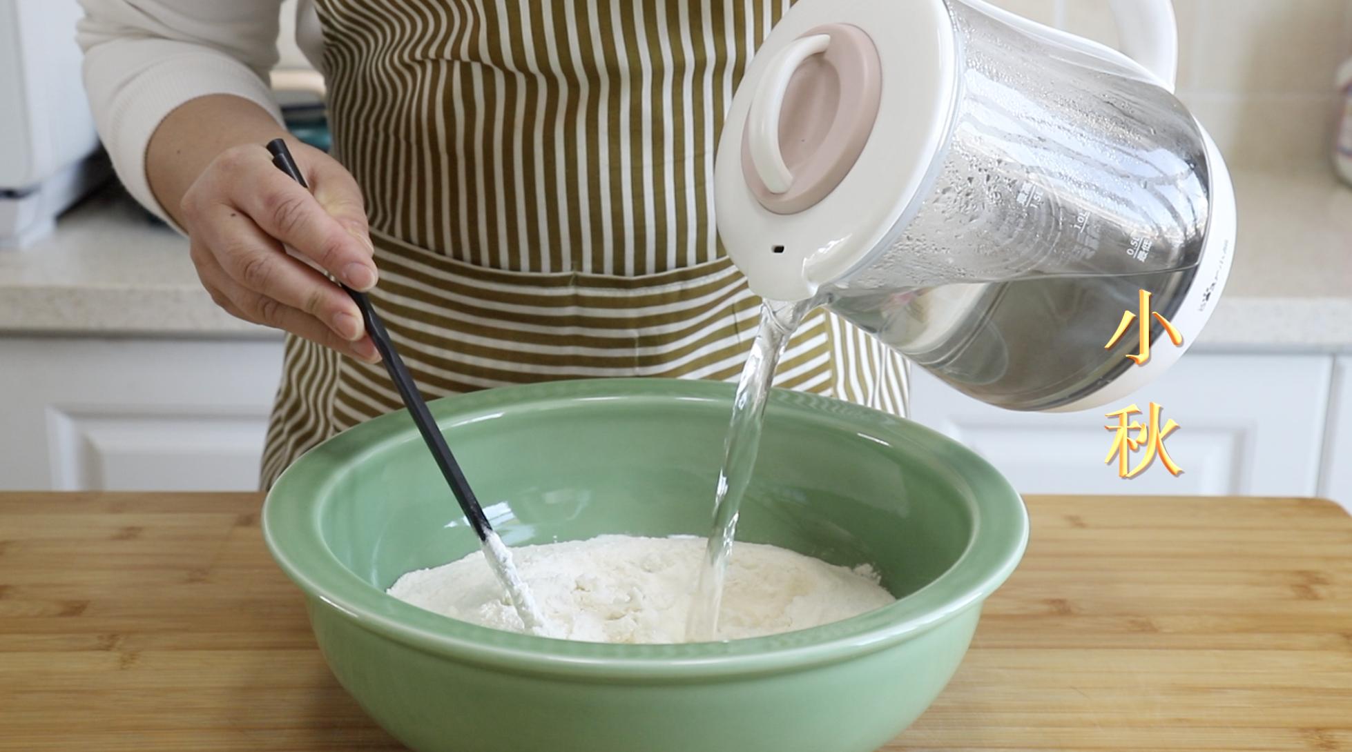 用开水烫面做馒头,是老一辈蒸馒头的方法,不发面个个暄软回甘