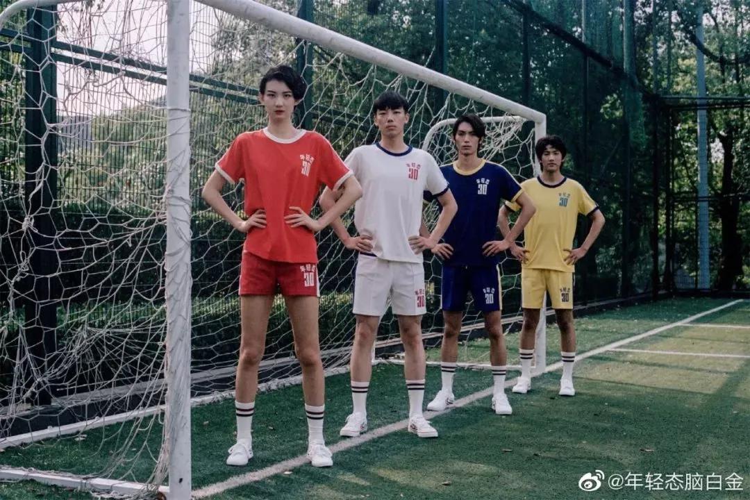 新的脑白金广告,洗脑广告鼻祖脑白金跨界出潮服