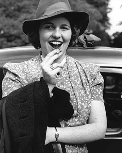 肯尼迪家族“隐身女孩”:美丽而有智力缺陷,23岁接受“脑切除”