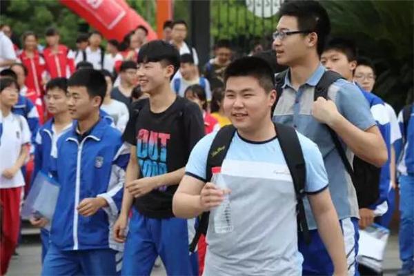 高三复习不想去学校怎么和老师说,高三学生不积极问老师问题咋办