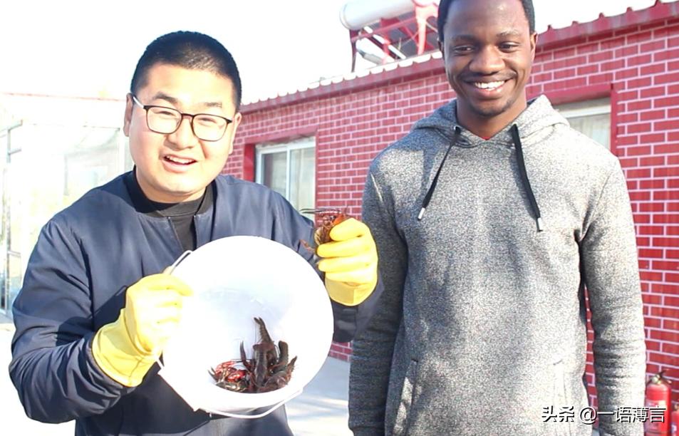 小帅潜海捕鱼,小帅在大海里钓大鱼