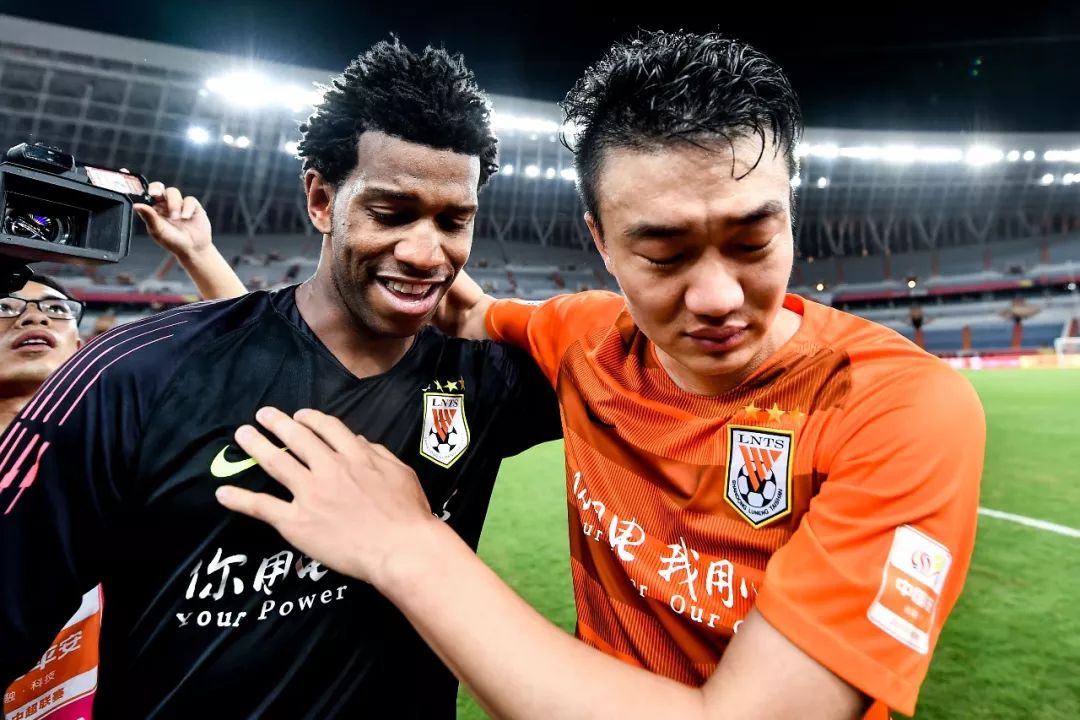 吉尔告别仪式戴琳落泪,吉尔与戴琳相拥落泪