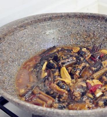 黄鳝怎么做最好吃又能去掉寄生虫,黄鳝去滑的简单方法