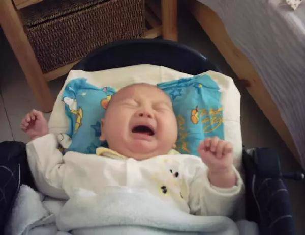 大宝宝爱哭闹怎么办,一个月的小宝宝哭闹的原因