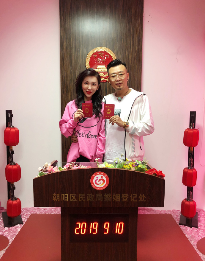 网传为新女友一掷千金，文章发博否认恋情，拖出一个隐藏的明星班