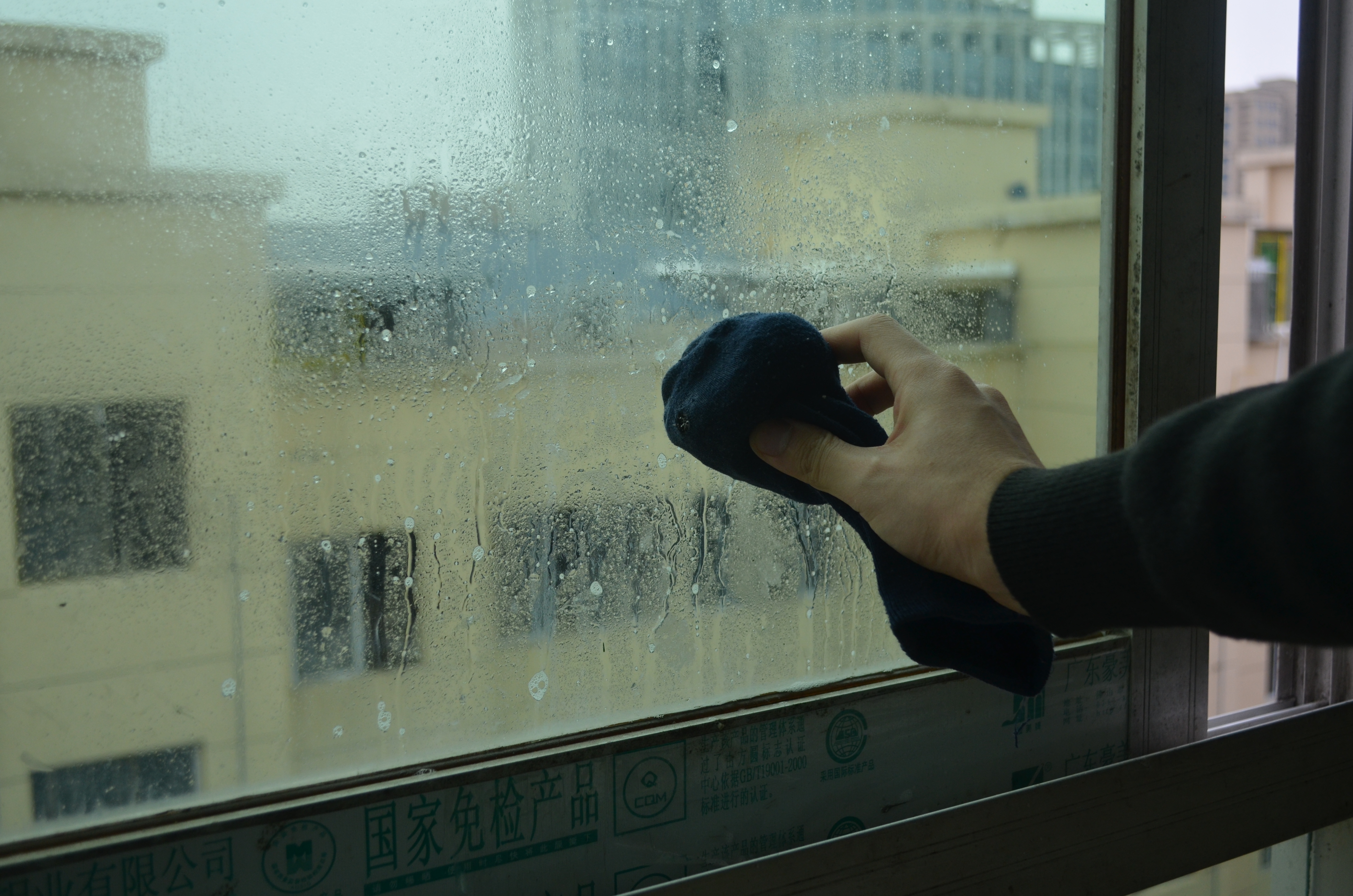 过年大扫除用这个擦玻璃很是方便,家里的玻璃脏了轻轻一擦就干净