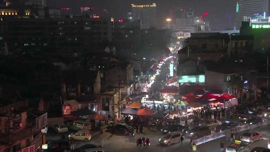 夜市摆摊日入9000元真能做到吗,夜市摆摊老板一天能挣多少钱