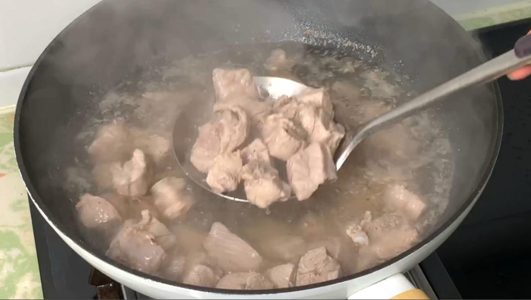 炖排骨时有人先焯水有人直接炖,炖排骨不用焯水的方法