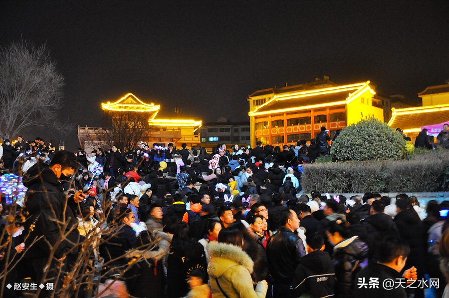 甘肃天水数万民众“上九朝观”祈福纳祥争烧头柱香!(组图)