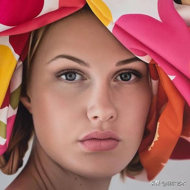 美女画家画美女，怎么看怎么美，看着她的画呼吸都要停滞了