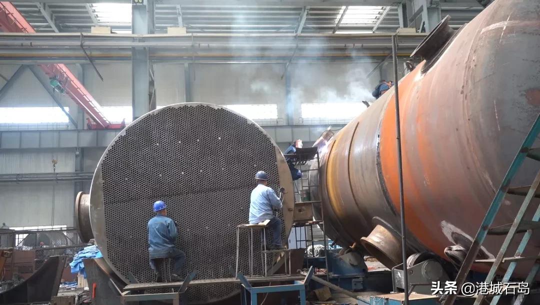 向坚守岗位的一线工人致敬,向坚守在户外的劳动者致敬