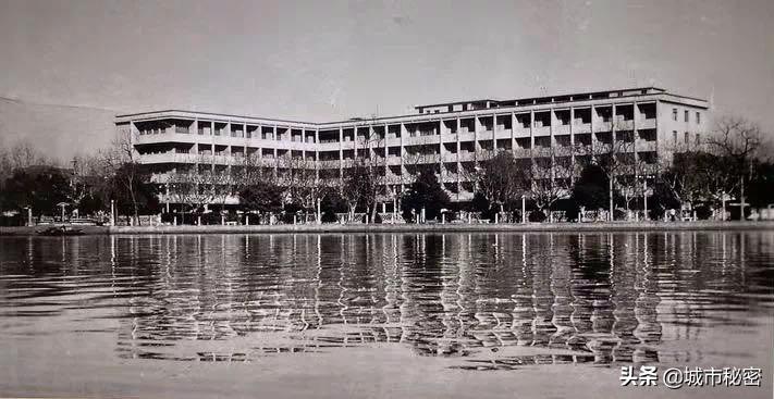 30年前杭州出租车夜班司机的故事，看尽杭州有味道的夜生活