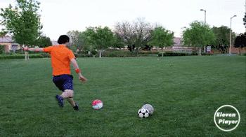 足球基本知识和球性,足球基本功训练拉球绕过另一条腿