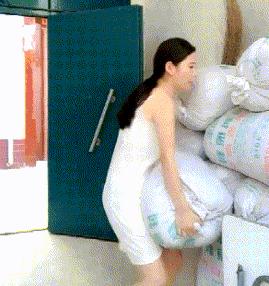 这只鹦鹉一直以为他是一只猴,所以每天都在重复做这个动作