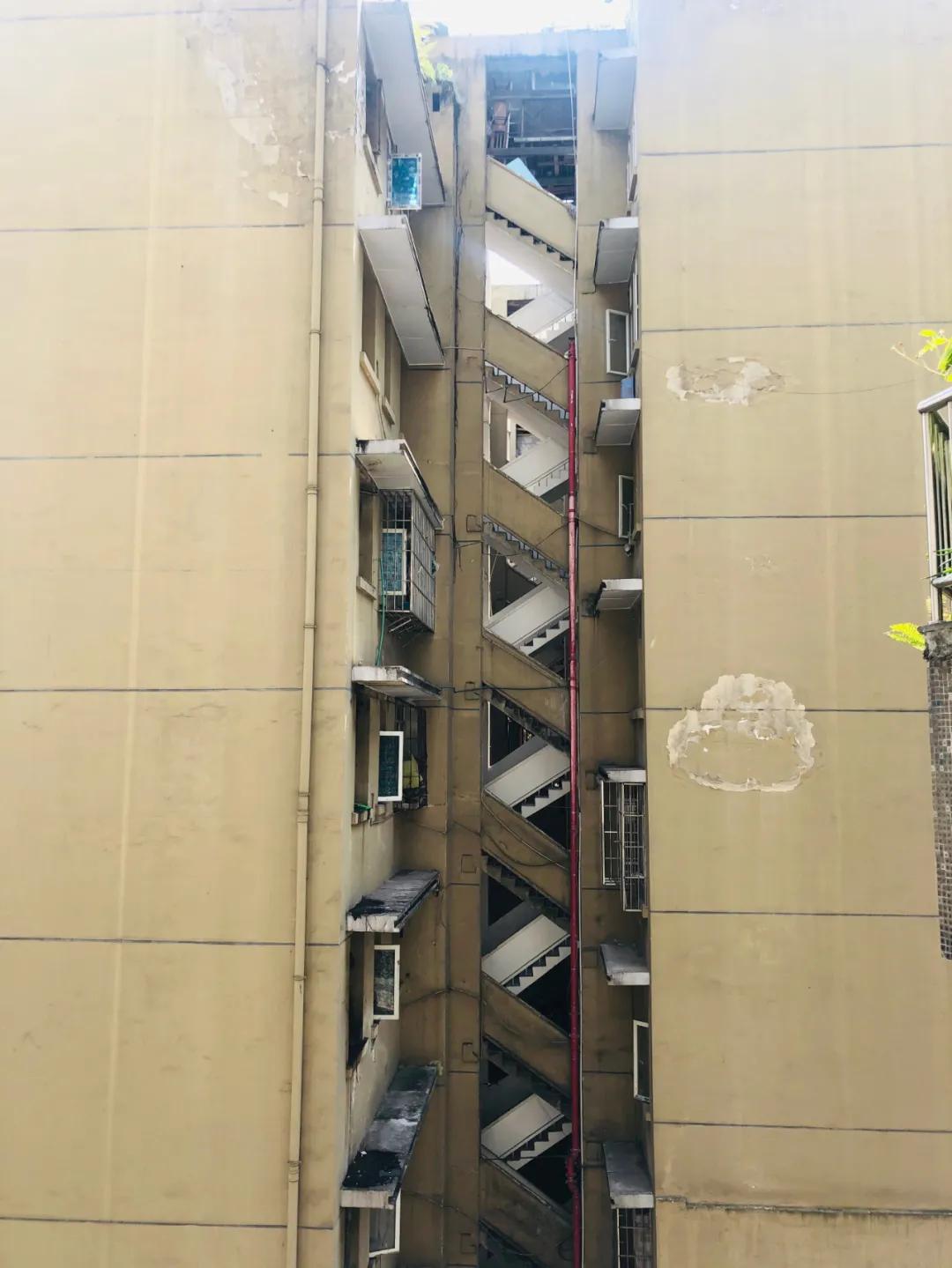 重庆这个24层没有电梯的高楼！直逼40℃的天气仍然有人前来打卡