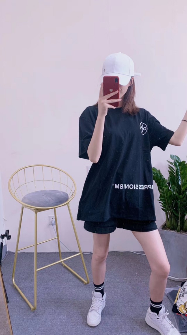 有需要买衣服的朋友加微信,有需要买产品的朋友