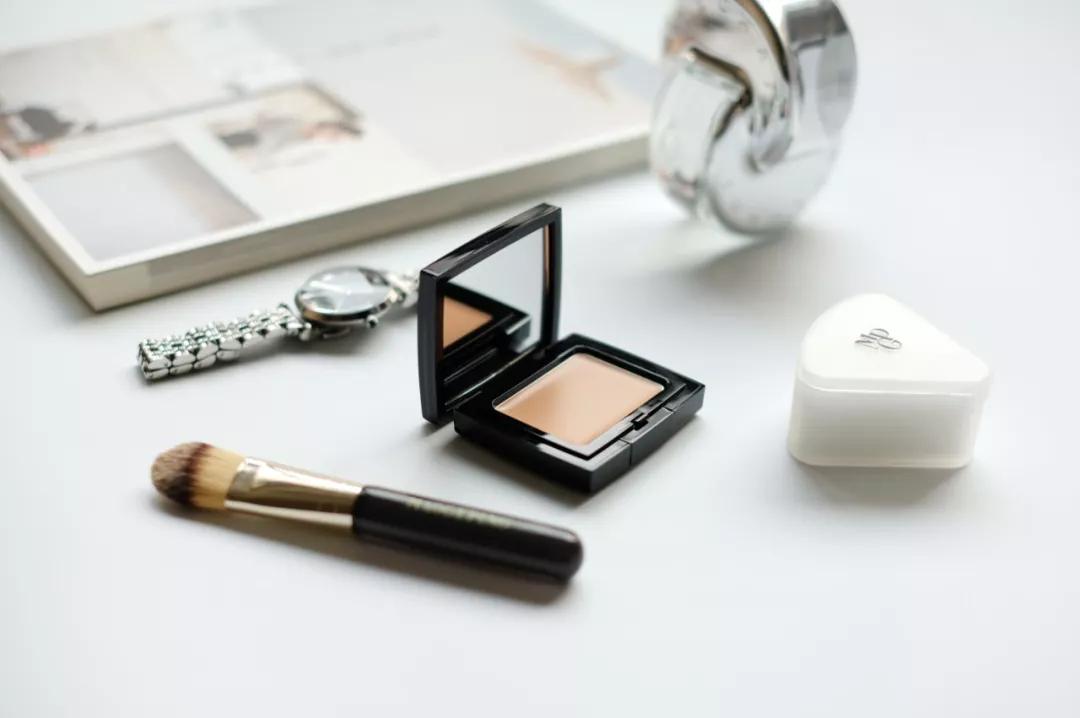 李佳琦狂卖4万件粉膏,激动到连喊6个OMG:真的特别好用