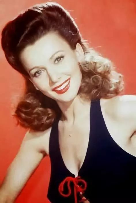 梦露最早的封面照,梦露一开始是金发吗