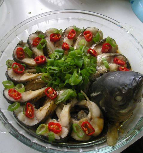 饭店里的孔雀开屏鱼都是怎么做的,开屏孔雀鱼家常做法