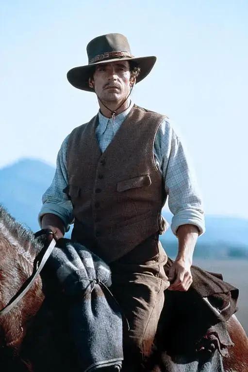 他是《洛丽塔》男主,畸形恋专业户,也是禁欲系不老男神