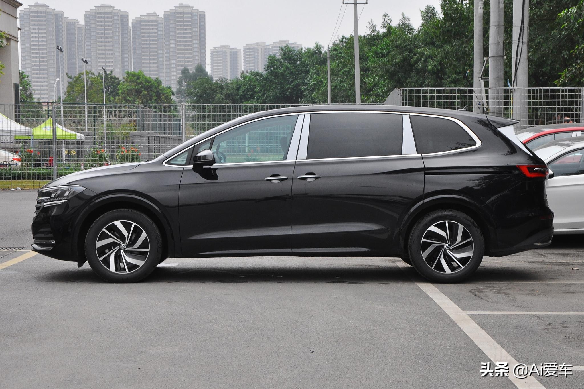 威然mpv商务车7座优缺点,大众威然四座mpv测试