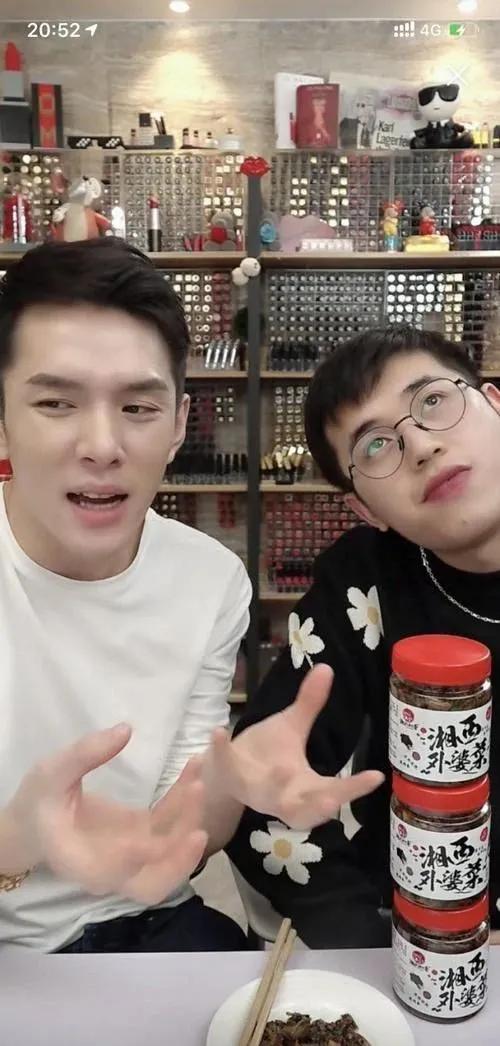 李佳琦和小助理：没有发生爱情的恩爱互怼