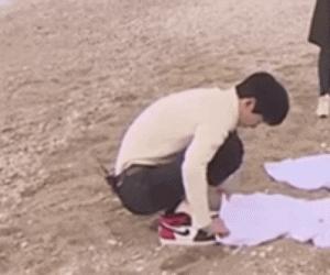 老了以后的白敬亭,白敬亭奶蓝小白鞋