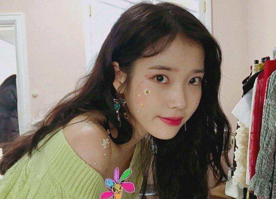 iu晒美照湿发造型出镜,iu回归照片最新