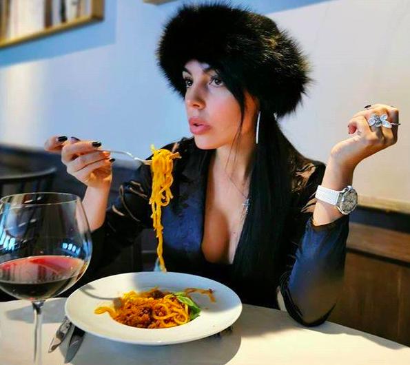 c罗与乔治娜乘坐游艇度假,乔治娜c罗甜蜜