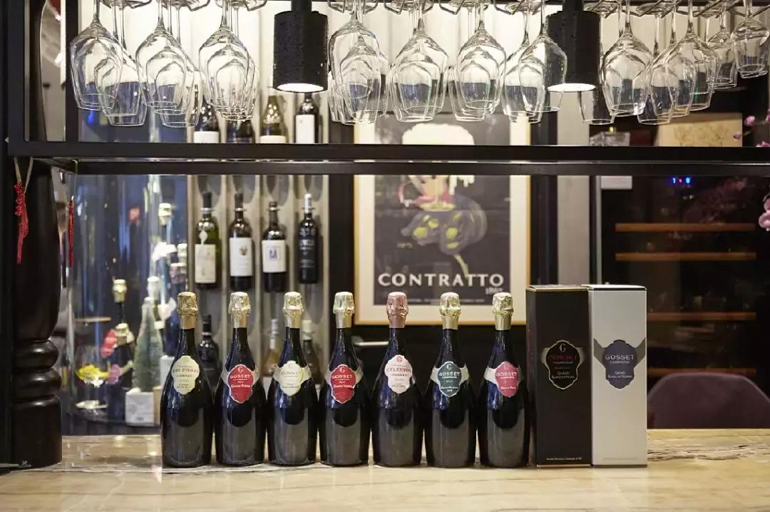 他来自700年历史的干邑家族，把古老的香槟Gosset在亚洲发扬光大