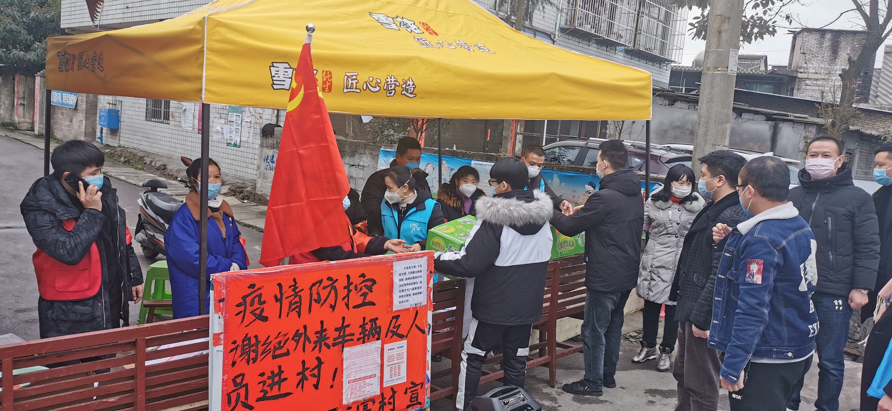 清镇市：行走的“蓝衣”青年助力防“疫”后勤保障