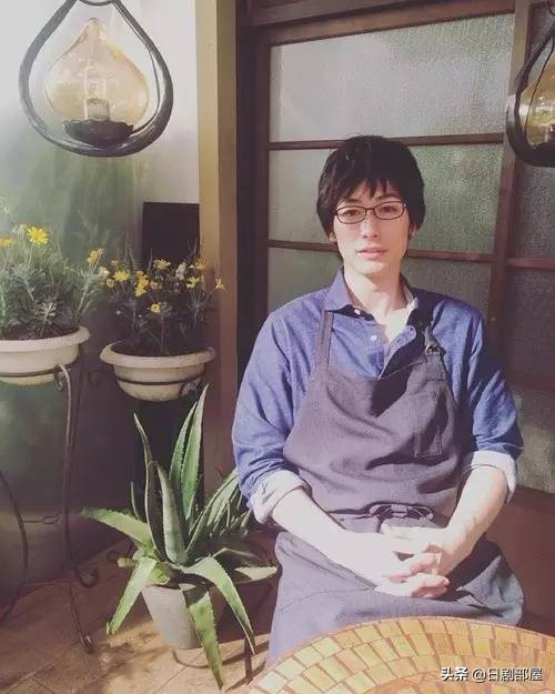 钘ゅ唸闈涜妭鐩鎼,钘ゅ唸闈涚患鑹烘彁鍒扮殑濂崇敓鏄皝