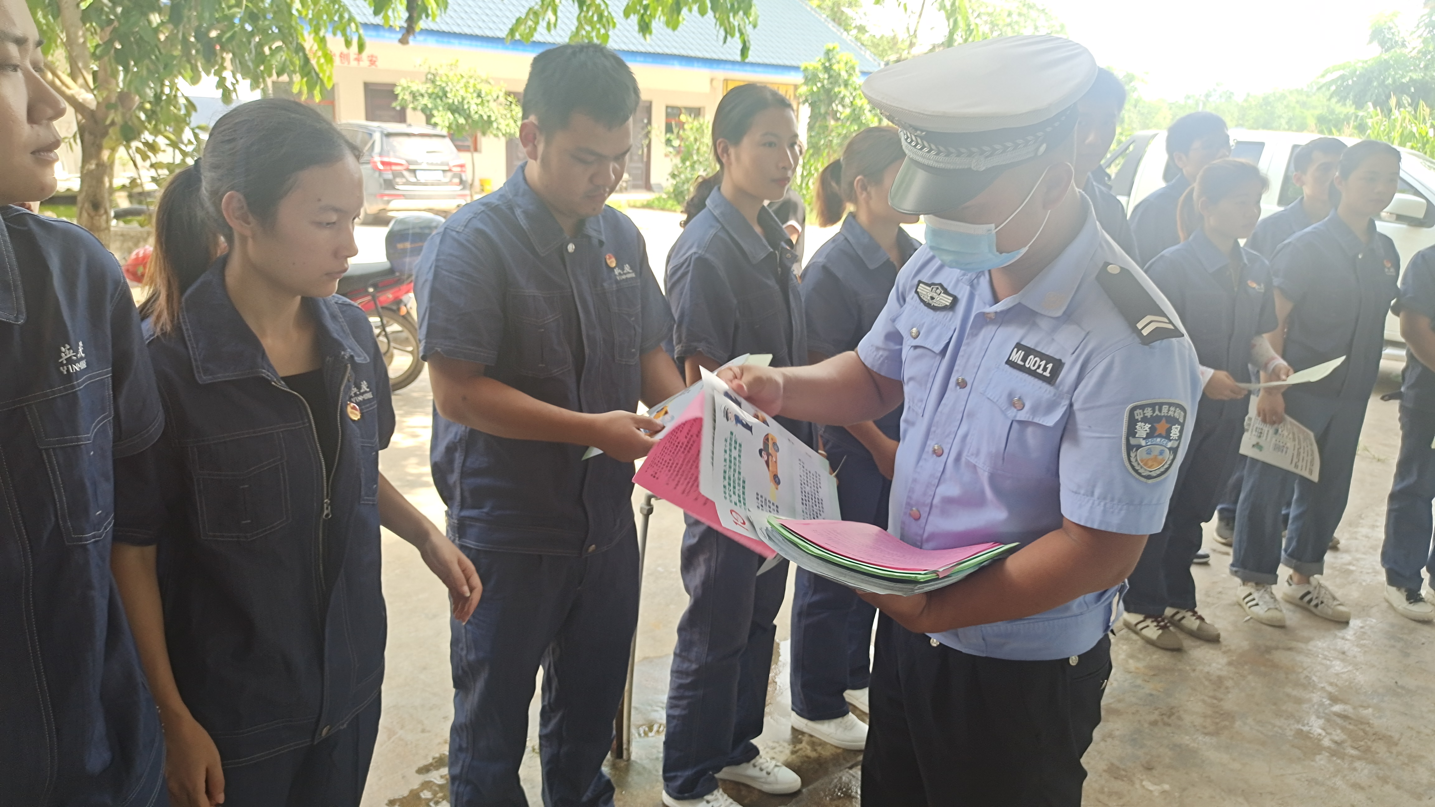 交警开展四场交通安全整治攻坚战,我为群众办实事交警为民解忧