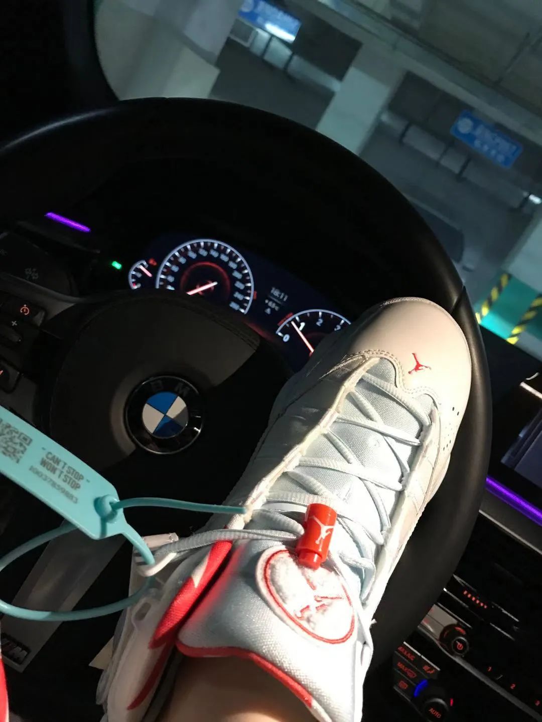 涨见识了!原来很多开宝马的都有一面鞋墙,穿的球鞋不上千就上万