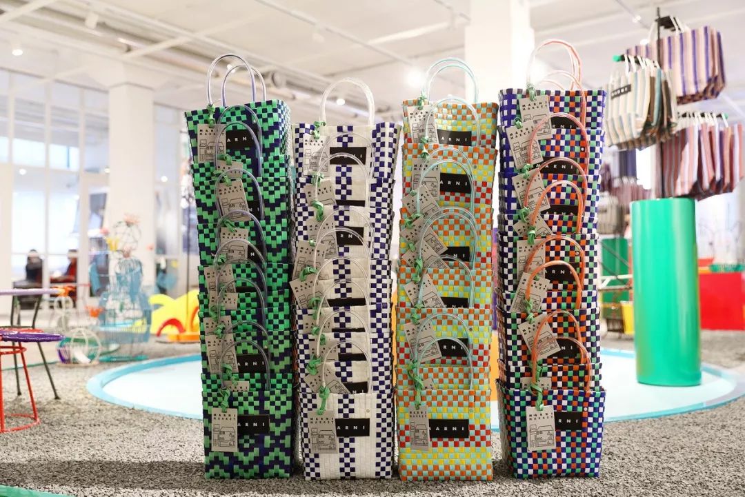 “Valentino红”降临东京，冠希哥说最近的生活“888”