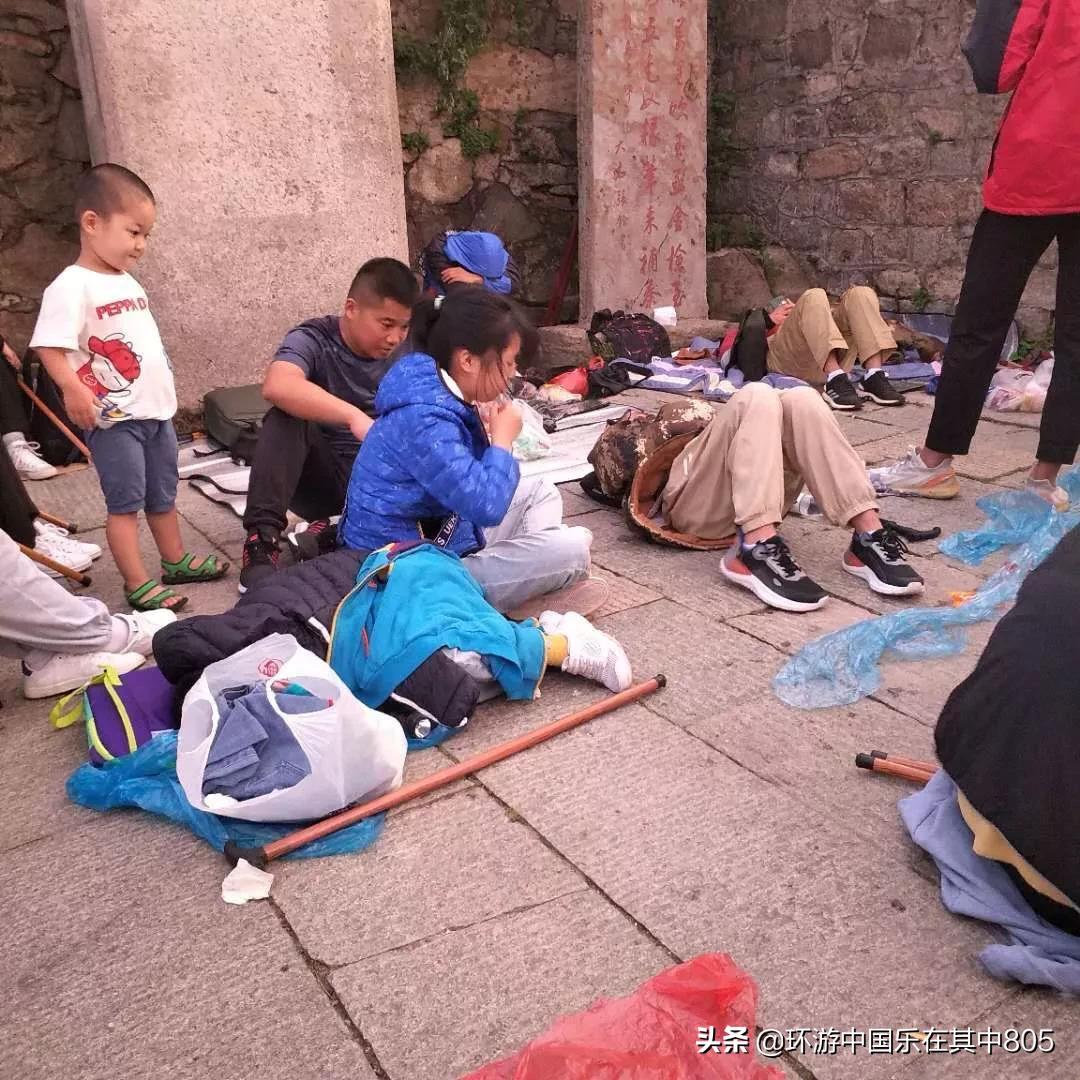 夜登泰山看日出攻略,夜爬泰山看日出后下山观景