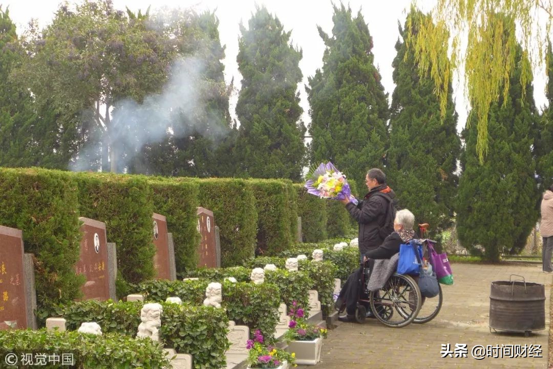 “坟地产”闷声发财88%毛利率超五粮液吊打地产龙头:经营者炒作?