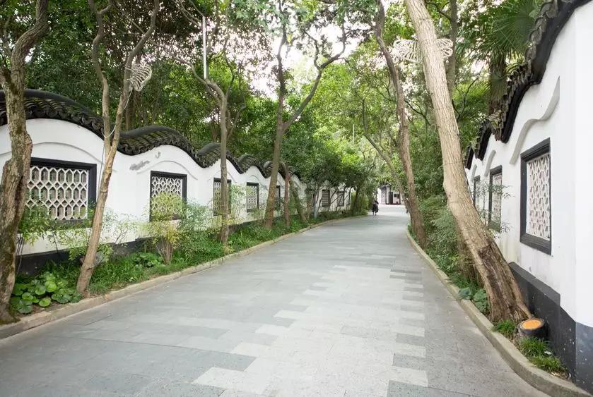 中国传统建筑与现代建筑美学对比,传统建筑与现代建筑共存