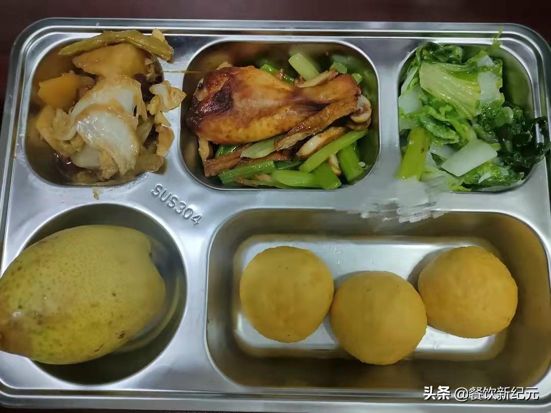 何家劲谈剧组伙食,何家劲员工晒工厂伙食