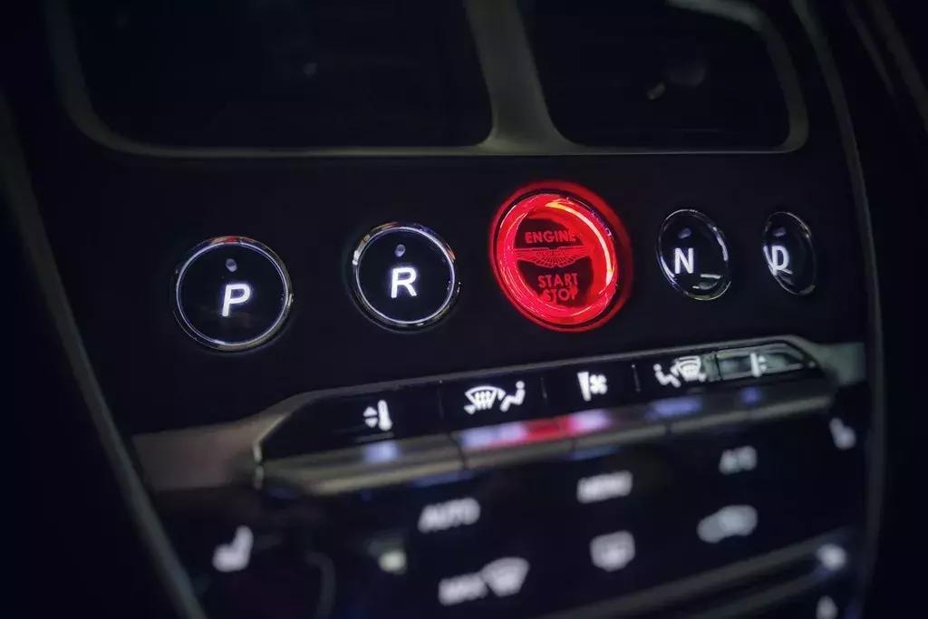 马丁新款v12,阿斯顿马丁v8和v12对比