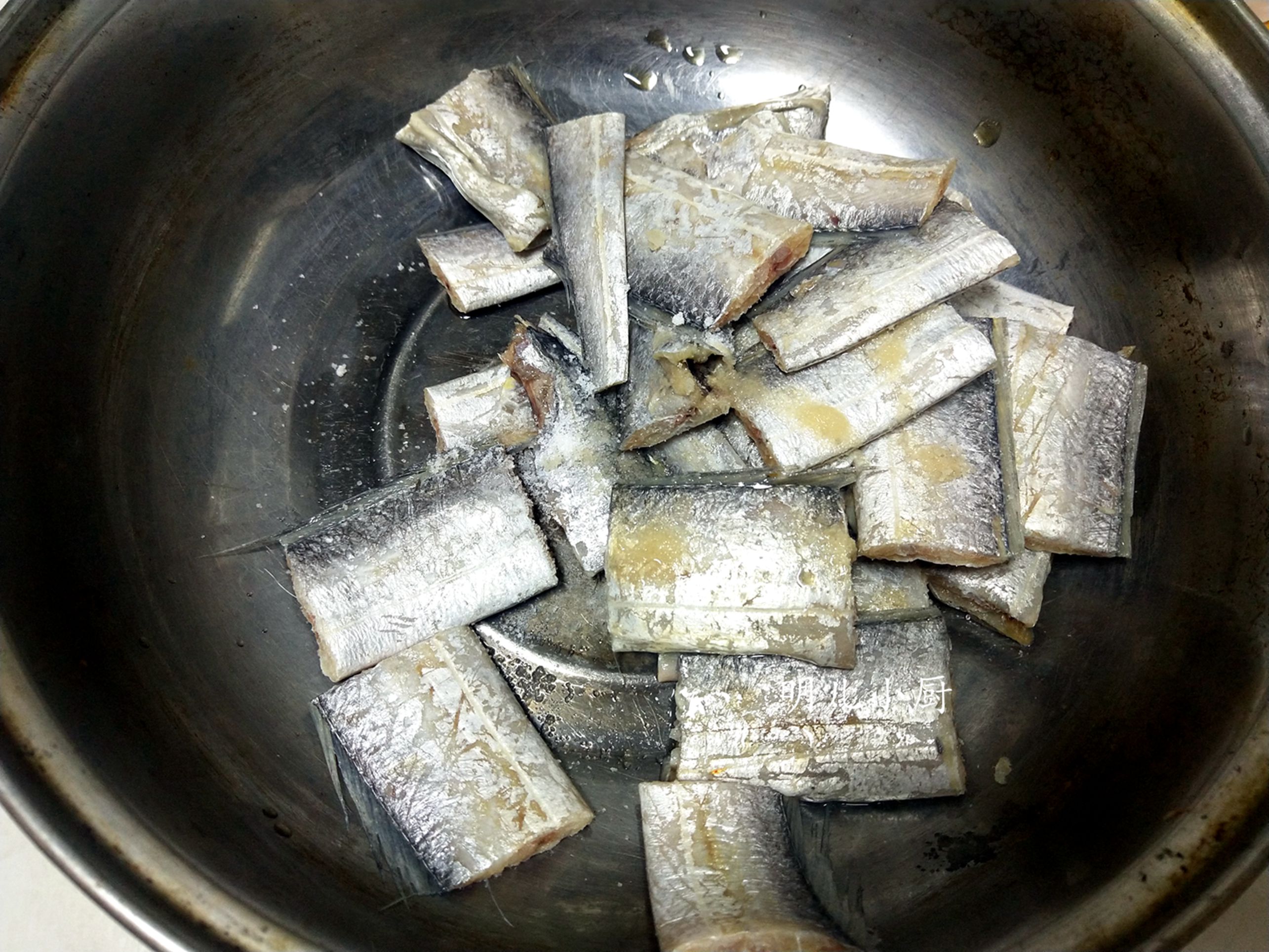 炸带鱼段怎么炸香酥脆好吃不粘锅,油炸带鱼不粘锅的方法