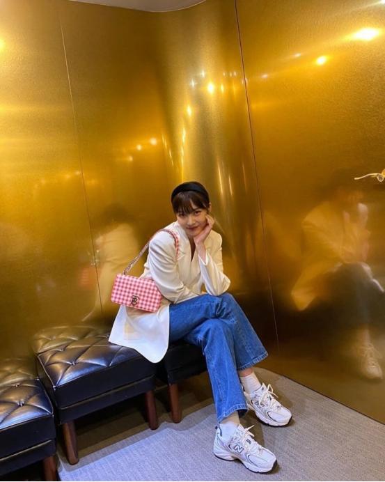 朴秀荣穿搭黑色毛衣,朴秀荣牛仔裤最新街拍