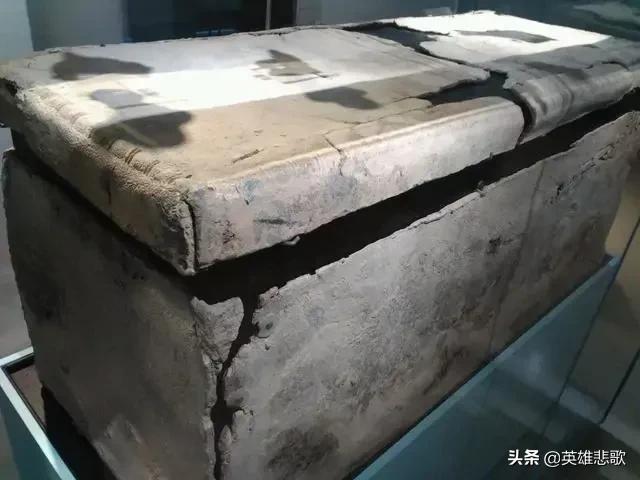为了证明钚没那么毒，他以身实验，死后被装进铅制棺材深埋荒野