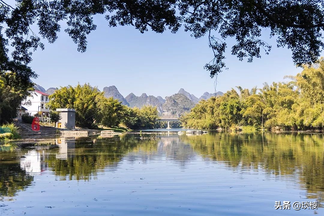 这个古镇好奇怪，门前放元宝，商号大门开洞，城隍爷与关二爷作伴