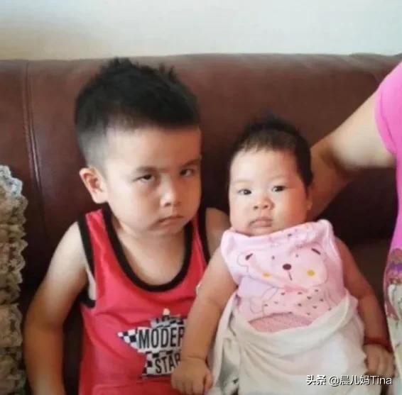 家长生二胎没跟大宝商量，当把妹妹当礼物送给他时，表情万分嫌弃