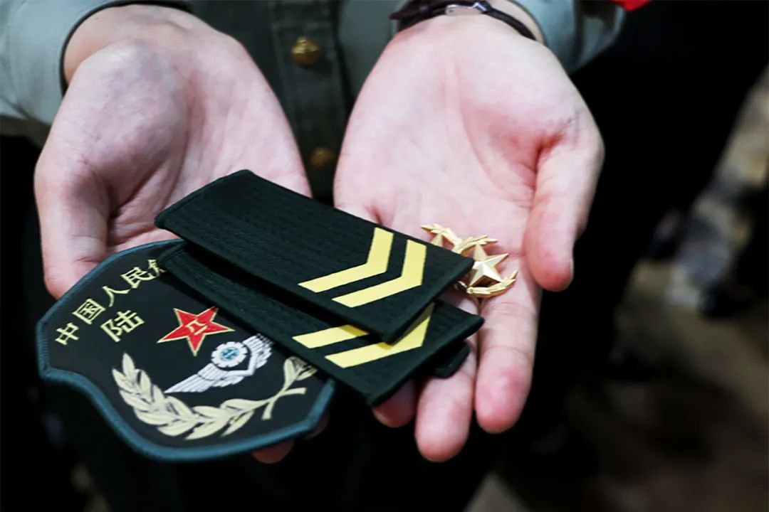 老兵退伍感人瞬间,老兵退伍潸然泪下