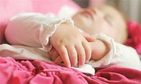 五个半月宝宝频繁夜醒扭来扭去,五个月宝宝睡觉头出汗频繁夜醒