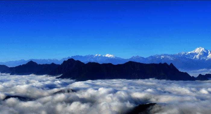 变幻莫测的云海,难得一见的佛光,走进云海的牛背山