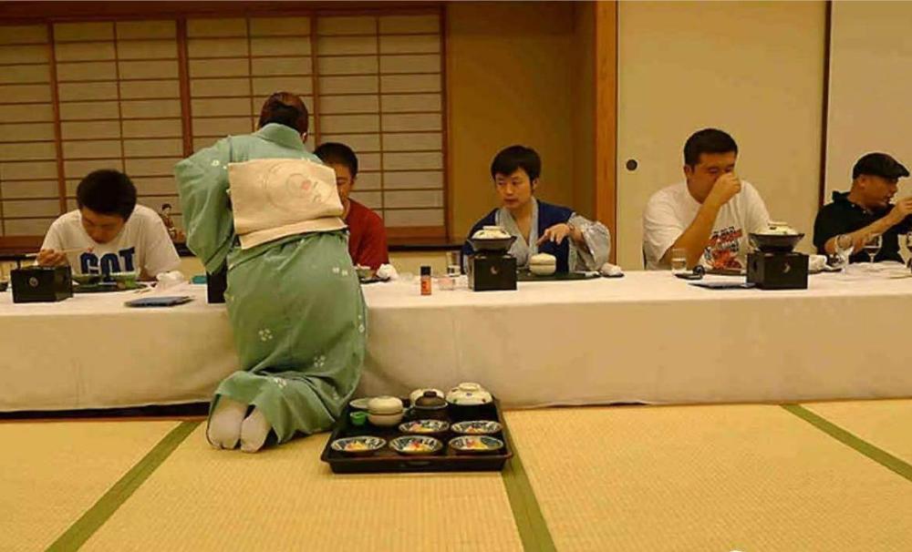 为啥日本进屋要脱鞋 (日本人进屋脱鞋脚臭怎么办)